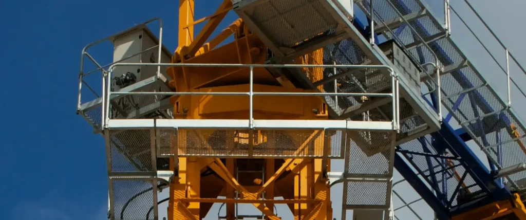 What does a slewing ring on a tower crane allow?